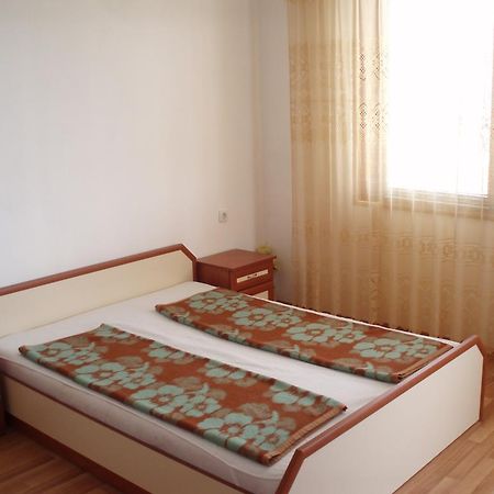 Petrovi Guest House Обзор Екстер'єр фото