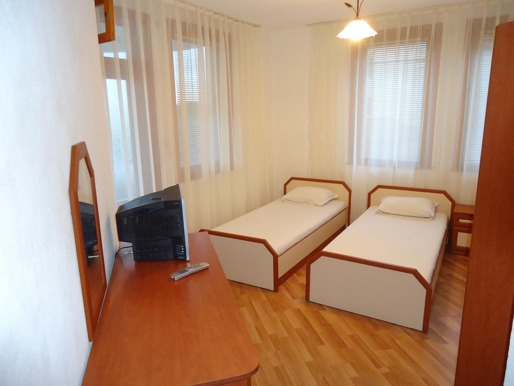 Petrovi Guest House Обзор Номер фото