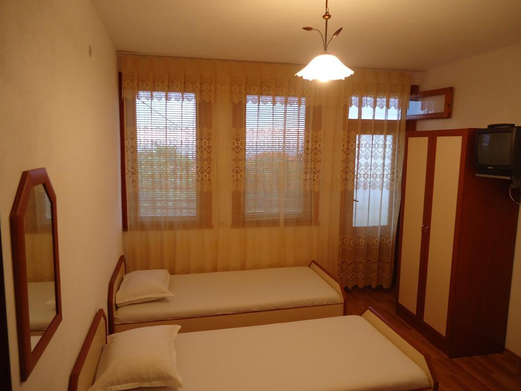 Petrovi Guest House Обзор Номер фото