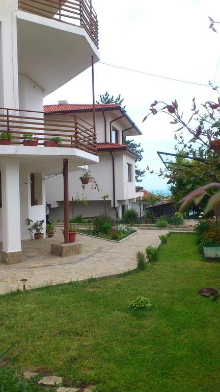 Petrovi Guest House Обзор Екстер'єр фото